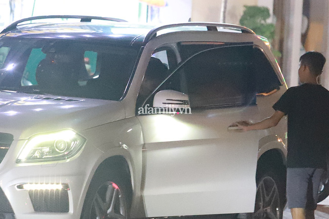 Tình trẻ tin đồn đón đưa Lệ Quyên, ngồi cạnh nhau không rời đối nghịch với hình ảnh như người dưng” của vợ chồng nữ ca sĩ khi dự chung sự kiện-7