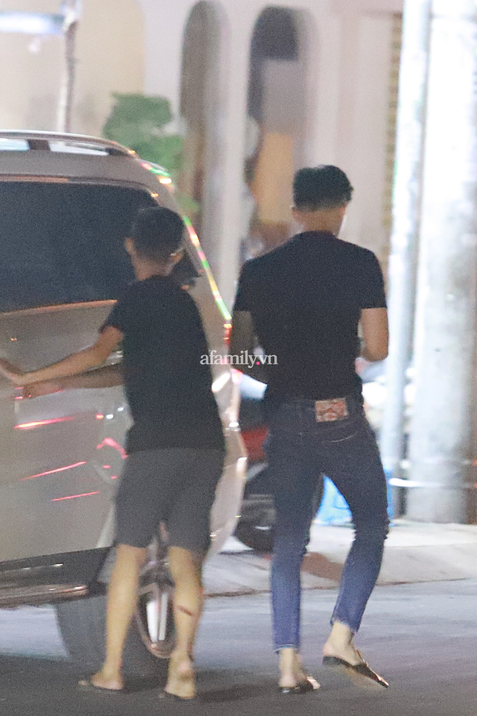 Tình trẻ tin đồn đón đưa Lệ Quyên, ngồi cạnh nhau không rời đối nghịch với hình ảnh như người dưng” của vợ chồng nữ ca sĩ khi dự chung sự kiện-8