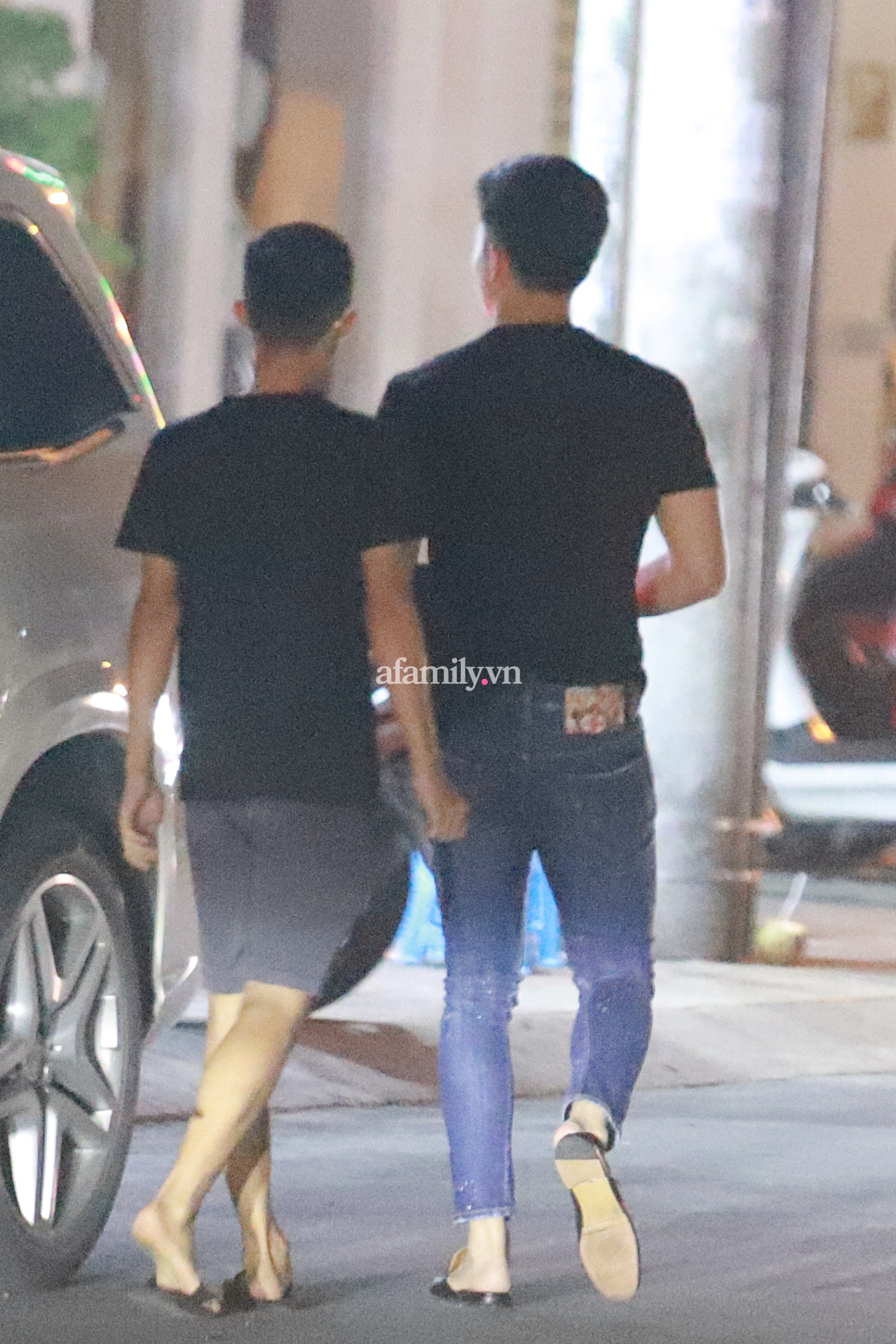 Tình trẻ tin đồn đón đưa Lệ Quyên, ngồi cạnh nhau không rời đối nghịch với hình ảnh như người dưng” của vợ chồng nữ ca sĩ khi dự chung sự kiện-9