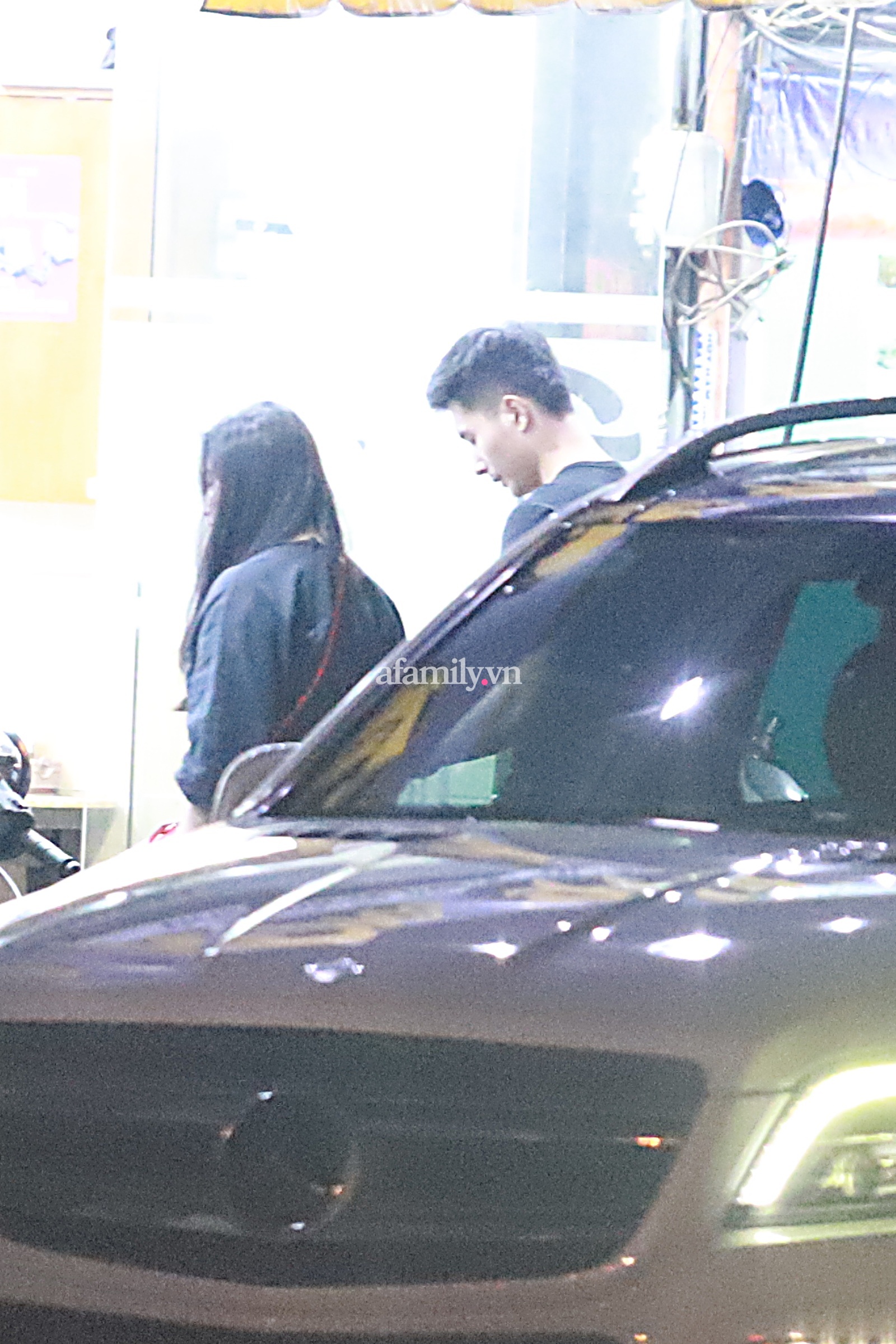 Tình trẻ tin đồn đón đưa Lệ Quyên, ngồi cạnh nhau không rời đối nghịch với hình ảnh như người dưng” của vợ chồng nữ ca sĩ khi dự chung sự kiện-10