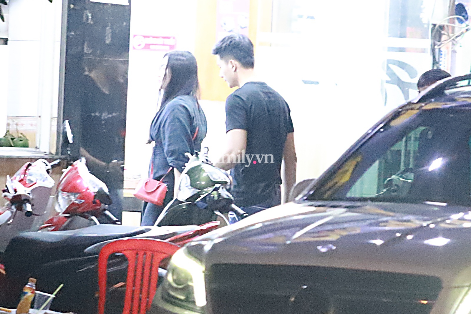 Tình trẻ tin đồn đón đưa Lệ Quyên, ngồi cạnh nhau không rời đối nghịch với hình ảnh như người dưng” của vợ chồng nữ ca sĩ khi dự chung sự kiện-11