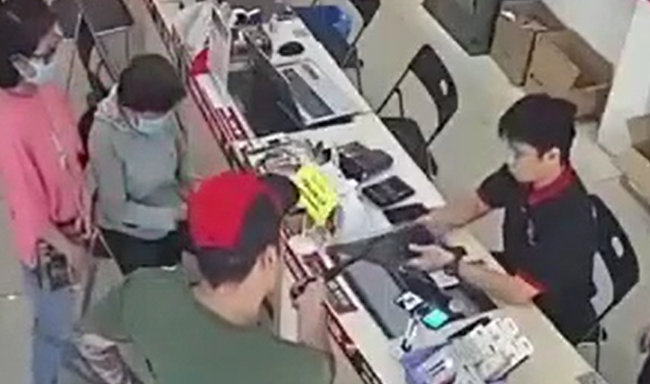 Phẫn nộ clip người đàn ông dùng gậy đập chảy máu đầu nhân viên bảo hành ngay trong cửa hàng điện thoại-1