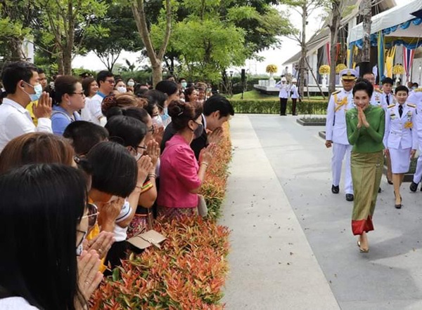 Hoàng quý phi Thái Lan gây sốt cộng đồng mạng nhờ một chi tiết thể hiện sự duyên dáng, phong thái đầy chuẩn mực hiếm ai có được-2