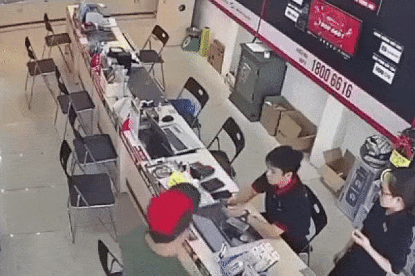 Phẫn nộ clip người đàn ông dùng gậy đập chảy máu đầu nhân viên bảo hành ngay trong cửa hàng điện thoại