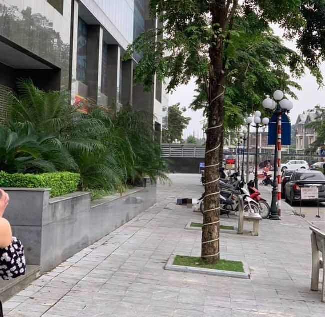 Phát hiện người phụ nữ tử vong dưới chân tòa nhà, khu chung cư phát thông báo truy tìm danh tính-1