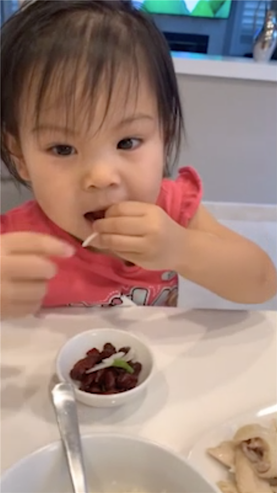 Không hổ danh thánh ăn, con gái ca sĩ Thanh Thảo mới hơn 2 tuổi đã ăn được món mà nhiều người thấy sợ-1