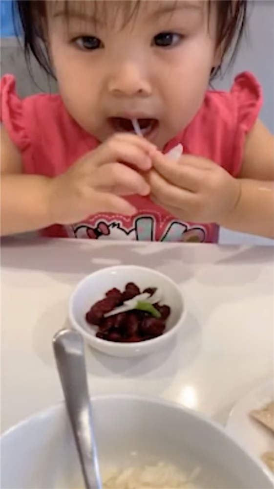 Không hổ danh thánh ăn, con gái ca sĩ Thanh Thảo mới hơn 2 tuổi đã ăn được món mà nhiều người thấy sợ-2