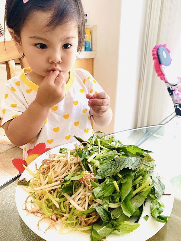 Không hổ danh thánh ăn, con gái ca sĩ Thanh Thảo mới hơn 2 tuổi đã ăn được món mà nhiều người thấy sợ-3