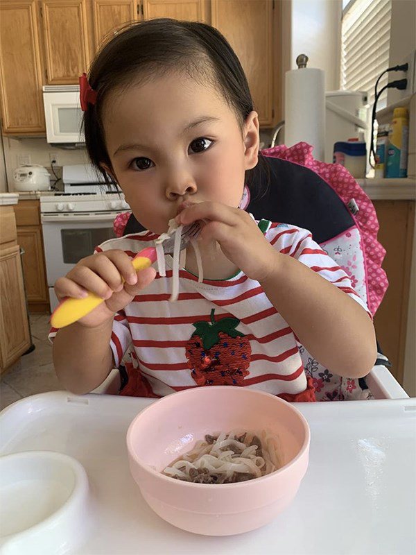 Không hổ danh thánh ăn, con gái ca sĩ Thanh Thảo mới hơn 2 tuổi đã ăn được món mà nhiều người thấy sợ-5