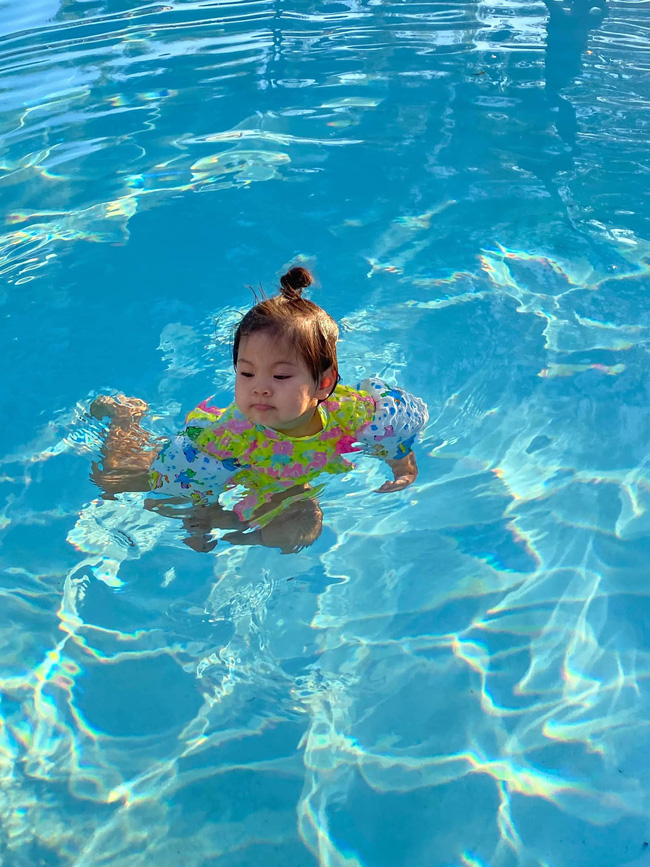 Không hổ danh thánh ăn, con gái ca sĩ Thanh Thảo mới hơn 2 tuổi đã ăn được món mà nhiều người thấy sợ-8