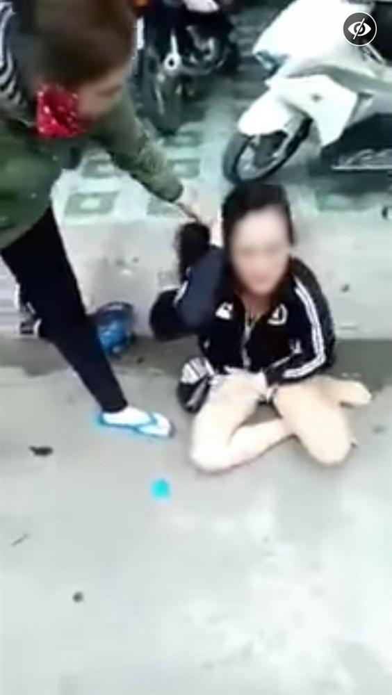 Màn đánh ghen náo loạn phố xá: Tiểu tam thê thảm quỳ lạy xin tha nhưng hành động của cô vợ lại bị MXH lên án-2