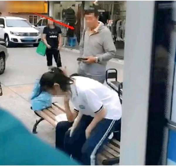 Cặp đôi trung học vô tư diễn cảnh nóng trên phố, người đi đường nhức mắt vào can thiệp mới bẽn lẽn rời đi-2