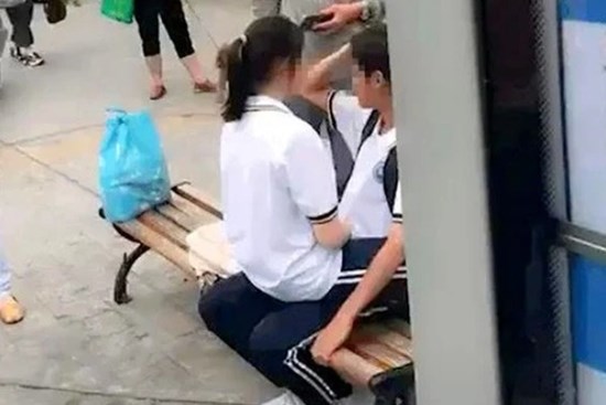 Cặp đôi trung học vô tư diễn 