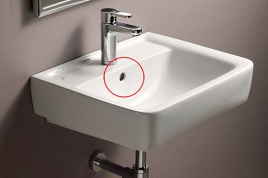Ít ai ngờ lỗ nhỏ trên bồn rửa mặt lại có những tác dụng 
