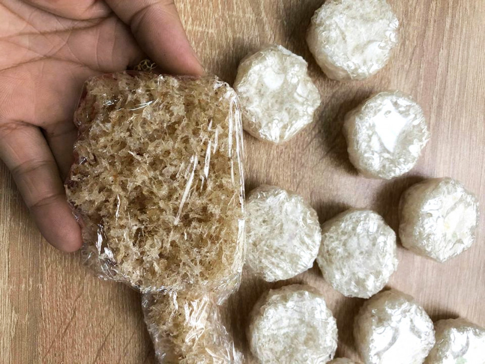 Yến vụn được đóng bịch bán như bánh tráng trộn-1