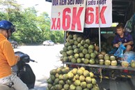 Hà Nội: Dừa xiêm bán “giá rẻ như cho”, người bán tiết lộ nguyên nhân