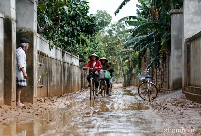 Anh hùng chân đất cứu 100 người trong trận đại hồng thủy lịch sử ở Quảng Bình: Ngày nhịn đói đi cứu người, đêm về ông cháu ôm nhau ngủ trên thuyền tránh lũ-1