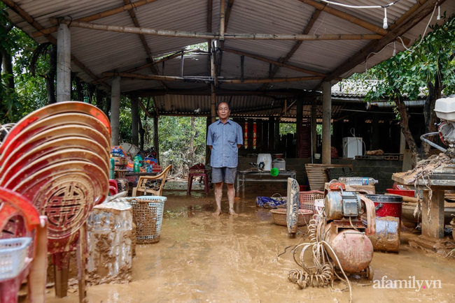 Anh hùng chân đất cứu 100 người trong trận đại hồng thủy lịch sử ở Quảng Bình: Ngày nhịn đói đi cứu người, đêm về ông cháu ôm nhau ngủ trên thuyền tránh lũ-3