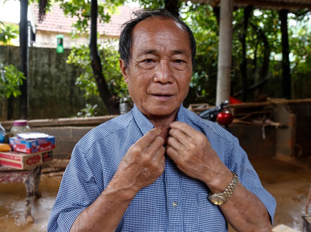 Anh hùng chân đất cứu 100 người trong trận đại hồng thủy lịch sử ở Quảng Bình: Ngày nhịn đói đi cứu người, đêm về ông cháu ôm nhau ngủ trên thuyền tránh lũ-4