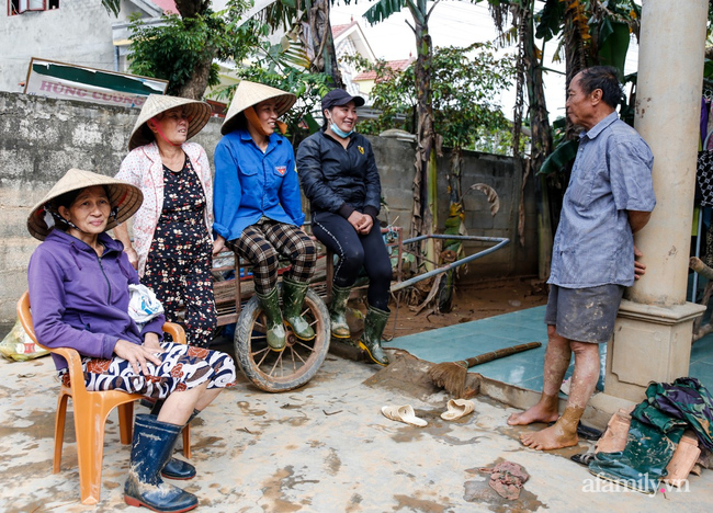 Anh hùng chân đất cứu 100 người trong trận đại hồng thủy lịch sử ở Quảng Bình: Ngày nhịn đói đi cứu người, đêm về ông cháu ôm nhau ngủ trên thuyền tránh lũ-8