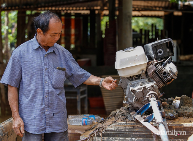 Anh hùng chân đất cứu 100 người trong trận đại hồng thủy lịch sử ở Quảng Bình: Ngày nhịn đói đi cứu người, đêm về ông cháu ôm nhau ngủ trên thuyền tránh lũ-12