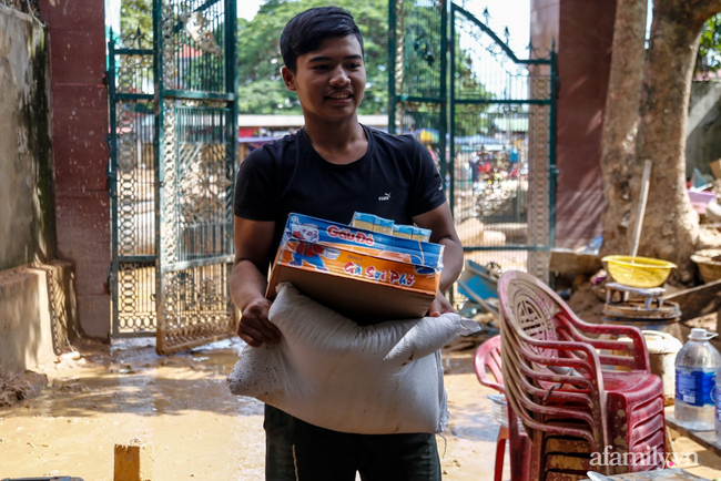 Anh hùng chân đất cứu 100 người trong trận đại hồng thủy lịch sử ở Quảng Bình: Ngày nhịn đói đi cứu người, đêm về ông cháu ôm nhau ngủ trên thuyền tránh lũ-13