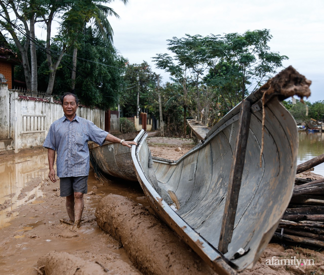 Anh hùng chân đất cứu 100 người trong trận đại hồng thủy lịch sử ở Quảng Bình: Ngày nhịn đói đi cứu người, đêm về ông cháu ôm nhau ngủ trên thuyền tránh lũ-10