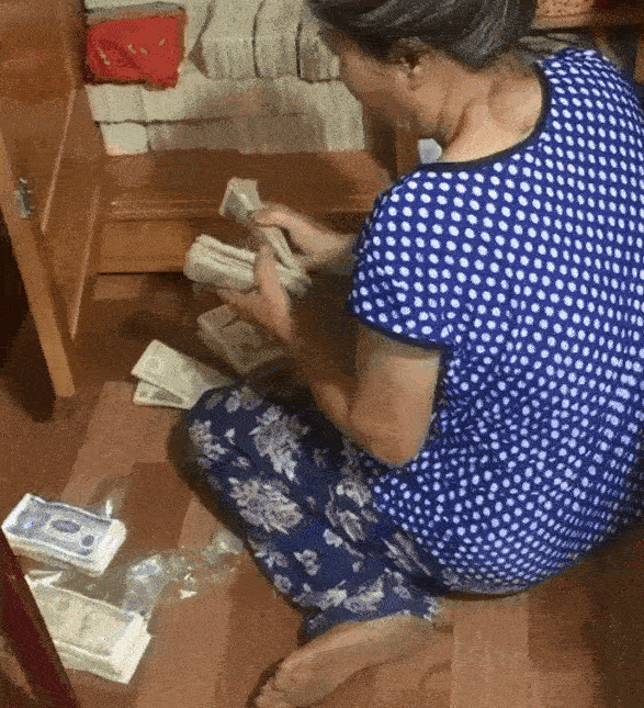 Dân tình trầm trồ với chiếc tủ đựng cả trăm xấp tiền lẻ của bà cụ, thành quả tích góp đáng kinh ngạc mà không phải ai cũng làm được-1