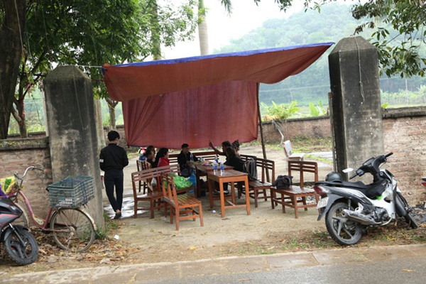 Người dân chặn xe vào bãi rác Nam Sơn: Mấy chục năm nay chúng tôi đã quá khổ rồi, ruồi nhặng nhiều khiến có hôm phải chui vào màn ăn cơm-1