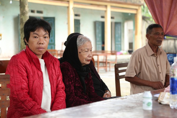 Người dân chặn xe vào bãi rác Nam Sơn: Mấy chục năm nay chúng tôi đã quá khổ rồi, ruồi nhặng nhiều khiến có hôm phải chui vào màn ăn cơm-3