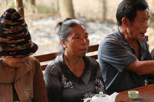 Người dân chặn xe vào bãi rác Nam Sơn: Mấy chục năm nay chúng tôi đã quá khổ rồi, ruồi nhặng nhiều khiến có hôm phải chui vào màn ăn cơm-4