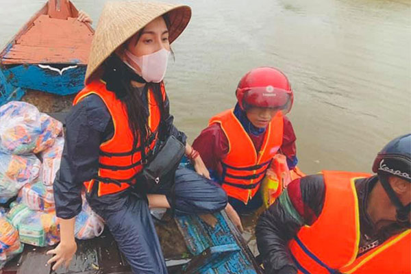 Thủy Tiên - Công Vinh về tới miền Trung, rút hàng vali tiền để cứu trợ đợt 2-3