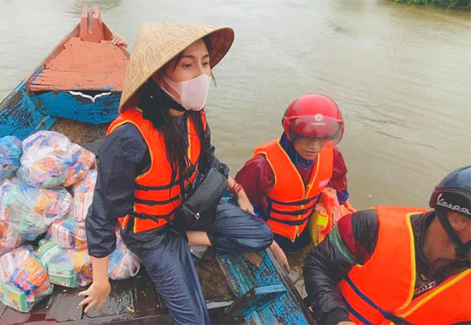 Mặc cảnh báo nguy hiểm từ cơn bão số 9, Thủy Tiên và Công Vinh trở lại miền Trung cứu trợ-1