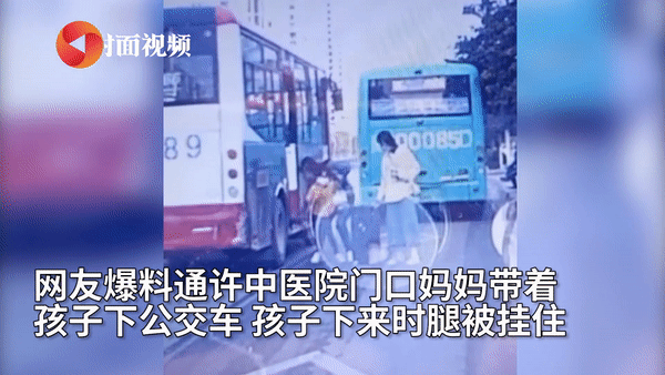 Thót tim với hình ảnh bé gái bị kéo lê một đoạn sau khi bước xuống xe buýt, sự nhanh trí của người đi đường đã cứu mạng đứa trẻ-1