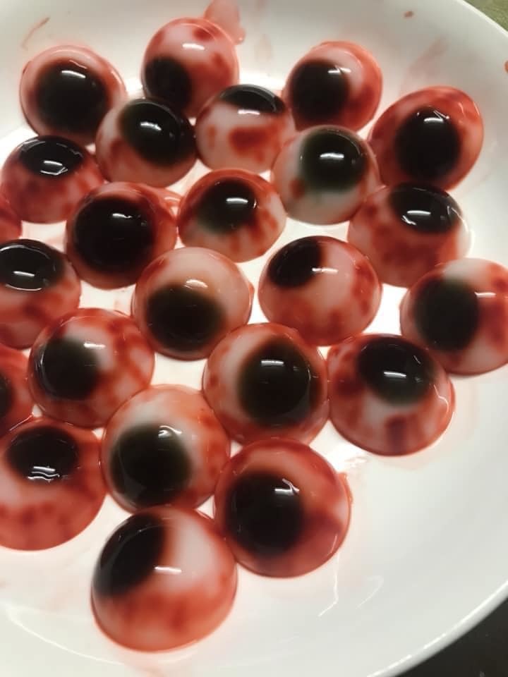 Rợn người những chiếc bánh ‘ma quái’ xuất hiện trên phố Hà Nội-3