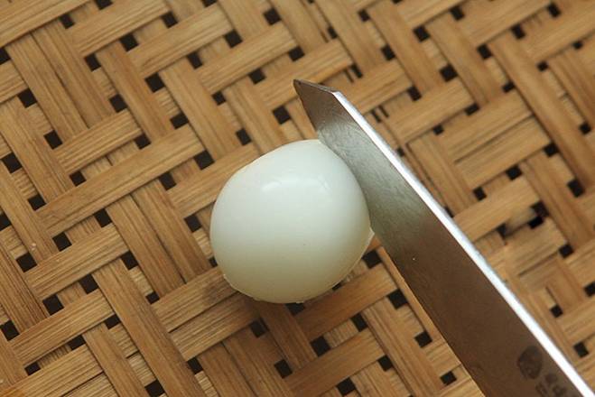 Om trứng cút không cần nước, thêm lon này vào lại được món ngon không tưởng-3