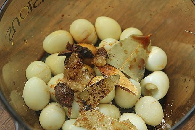 Om trứng cút không cần nước, thêm lon này vào lại được món ngon không tưởng-4