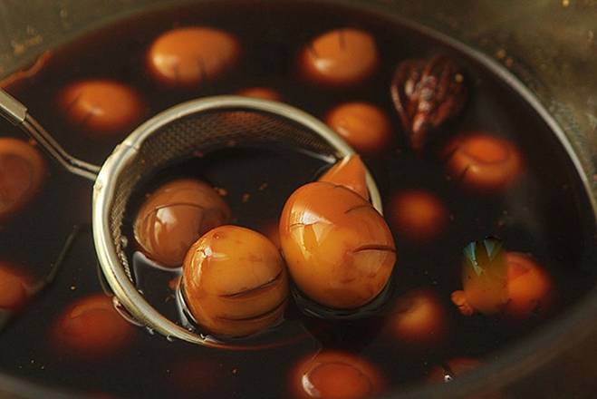 Om trứng cút không cần nước, thêm lon này vào lại được món ngon không tưởng-6