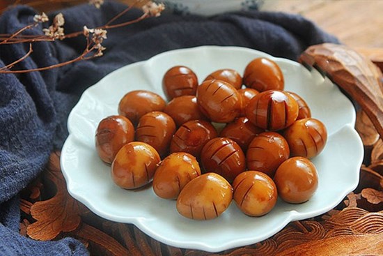 Om trứng cút không cần nước, thêm lon này vào lại được món ngon không tưởng