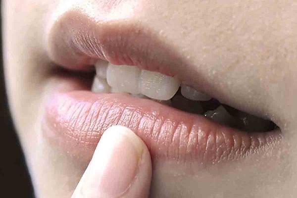 Người phụ nữ dễ mắc bệnh phụ khoa, tử cung yếu thường sẽ có 3 đặc điểm ở miệng-2