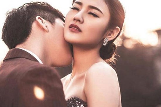 Vợ uất nghẹn chứng kiến chồng ngoại tình trong biệt thự vườn