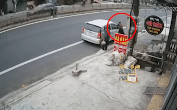 CLIP: Vừa xuống ô tô, bé trai đã được bế ngay lên xe vì gặp tai nạn kinh hoàng-1