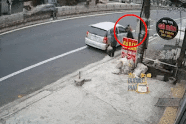 CLIP: Vừa xuống ô tô, bé trai đã được bế ngay lên xe vì gặp tai nạn kinh hoàng