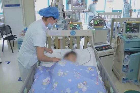 Cậu bé 8 tuổi phải vào viện cấp cứu sau khi được bà nặn mụn trên mũi, cha mẹ cần tránh động tới