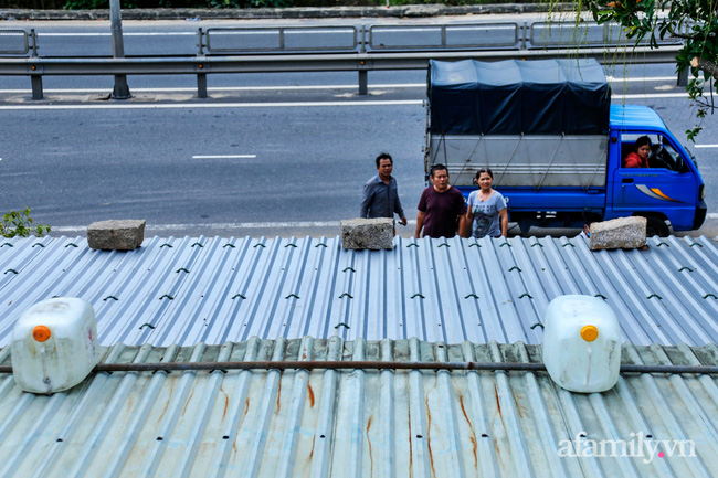 Bão số 9 đang tới gần, người dân Quảng Nam khẩn trương chằng chống nhà cửa bằng túi và can nhựa đầy nước-3