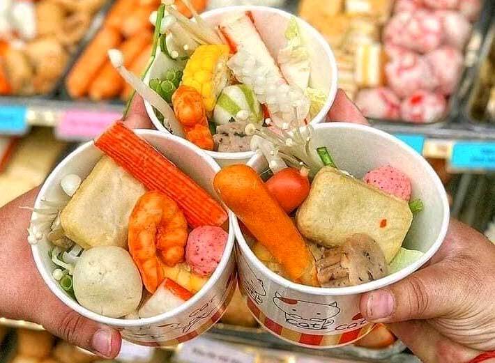 Mùa đông đến cũng là lúc các loại lẩu cốc lại gây sốt, giá rẻ chỉ từ 18.000 đồng mà tràn ngập topping-1