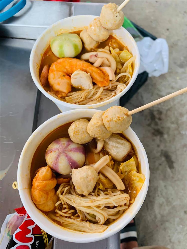 Mùa đông đến cũng là lúc các loại lẩu cốc lại gây sốt, giá rẻ chỉ từ 18.000 đồng mà tràn ngập topping-2