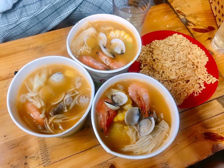 Mùa đông đến cũng là lúc các loại lẩu cốc lại gây sốt, giá rẻ chỉ từ 18.000 đồng mà tràn ngập topping-3