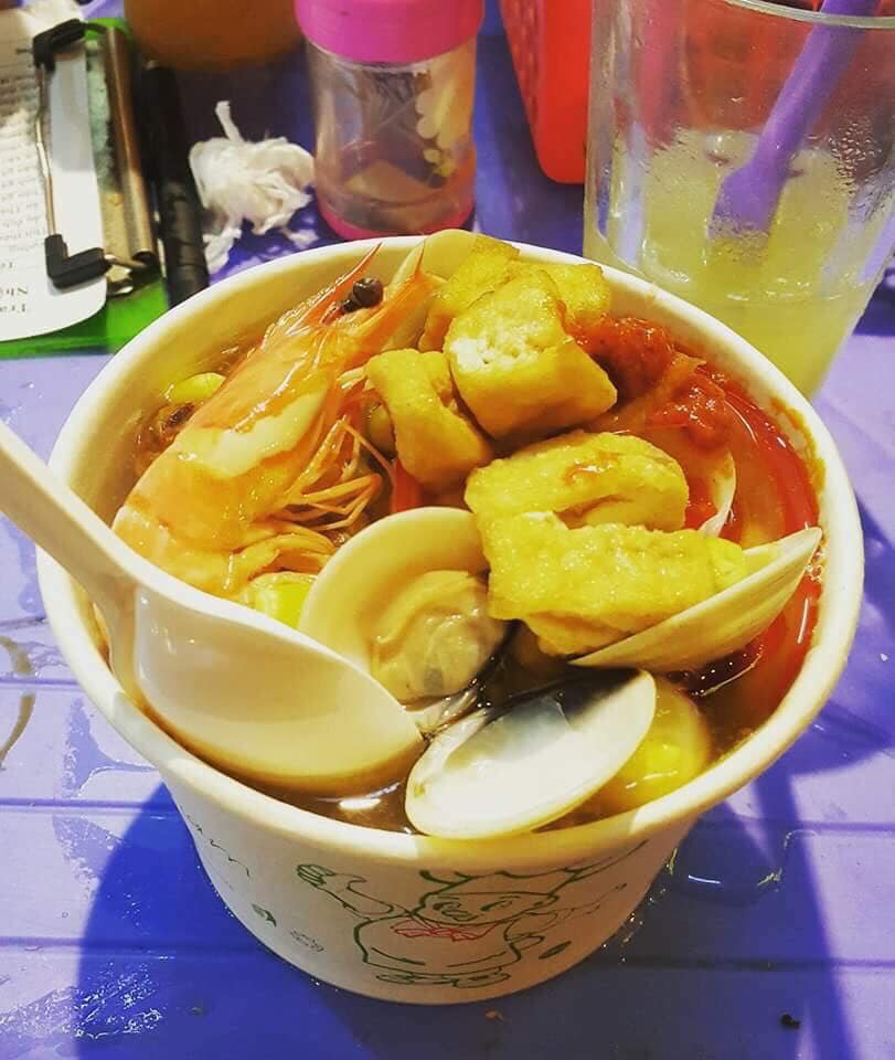 Mùa đông đến cũng là lúc các loại lẩu cốc lại gây sốt, giá rẻ chỉ từ 18.000 đồng mà tràn ngập topping-4