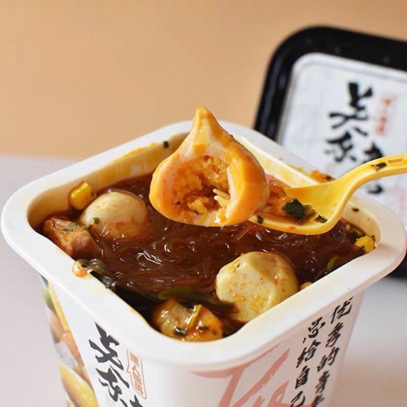 Mùa đông đến cũng là lúc các loại lẩu cốc lại gây sốt, giá rẻ chỉ từ 18.000 đồng mà tràn ngập topping-7